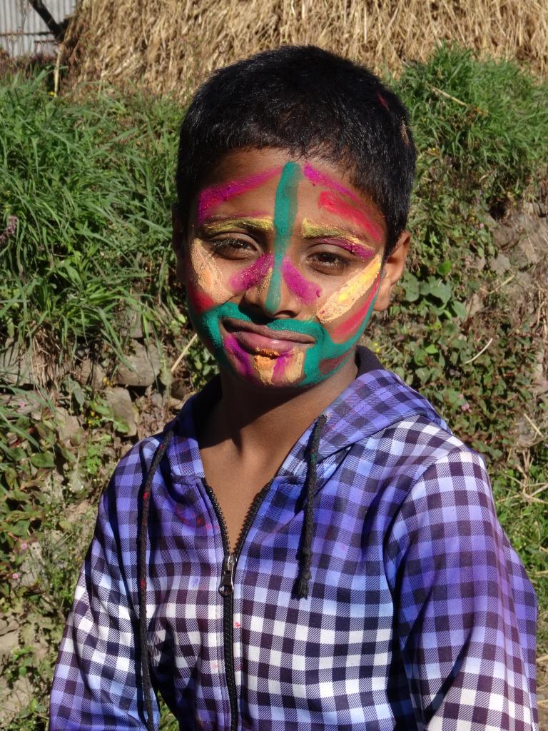 Jeune voisin à la fête de Holi