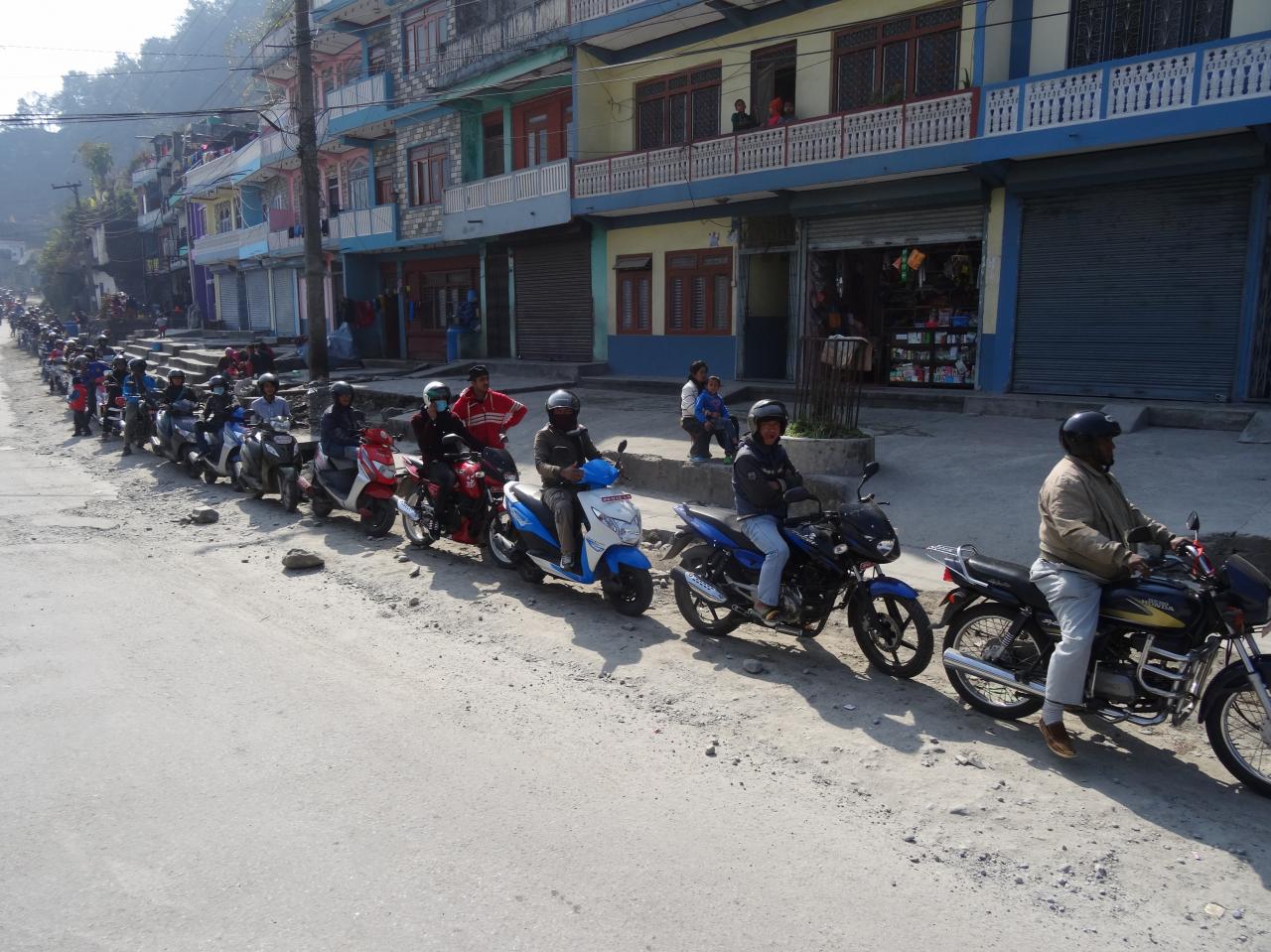 La queue pour l'essence : jour des motos !!!!