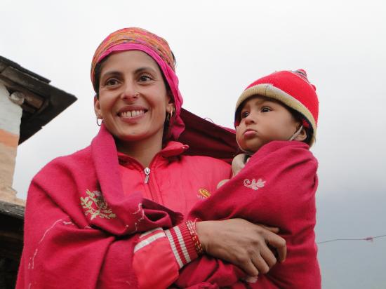 Notre hôtesse, institutrice au village, et son bébé